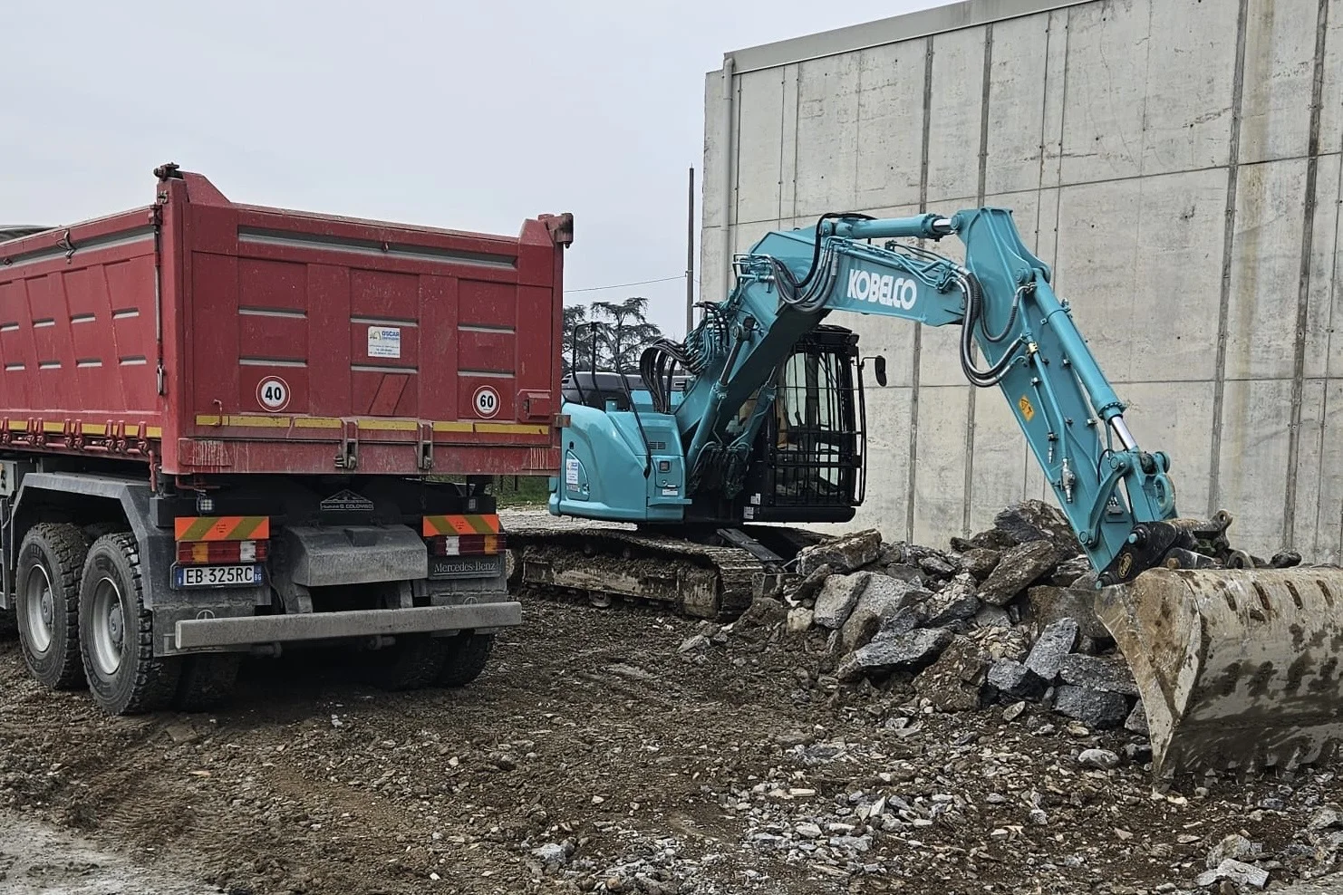 Escavatore Kobelco al lavoro su un cantiere di scavo